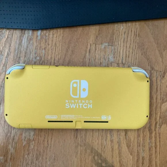 Nintendo Switch Lite & Insignia Protection Kit - Picture 3 of 12